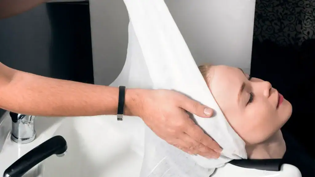 Trattamento di bellezza con prodotti monouso in TNT per il settore beauty e benessere.