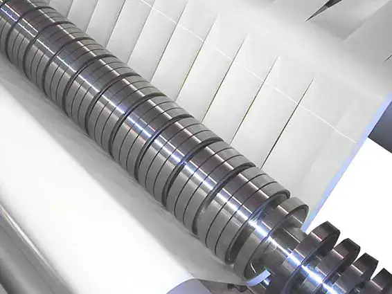 Linea di produzione di articoli monouso in TNT per i settori beauty e ristorazione.