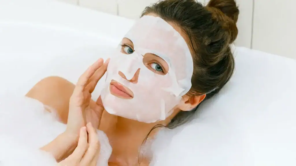 Donna con maschera in TNT per trattamenti di bellezza e cura della pelle.