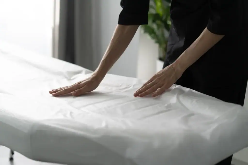 Lenzuola monouso in TNT per settore hospitality e beauty, produzione SPM Italia.