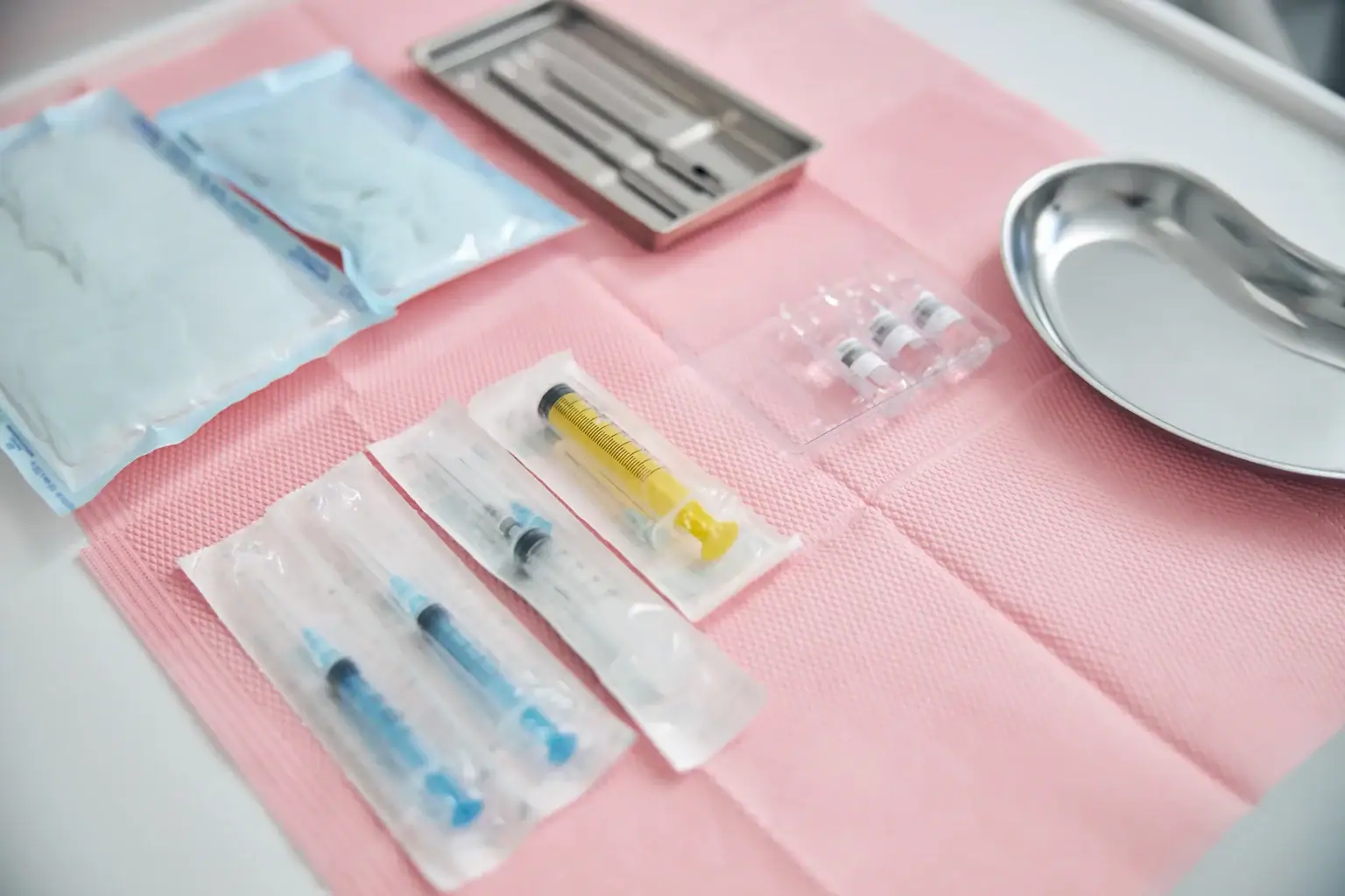 Strumenti medici monouso in TNT per ambulatori e cliniche, kit di sicurezza e igiene.