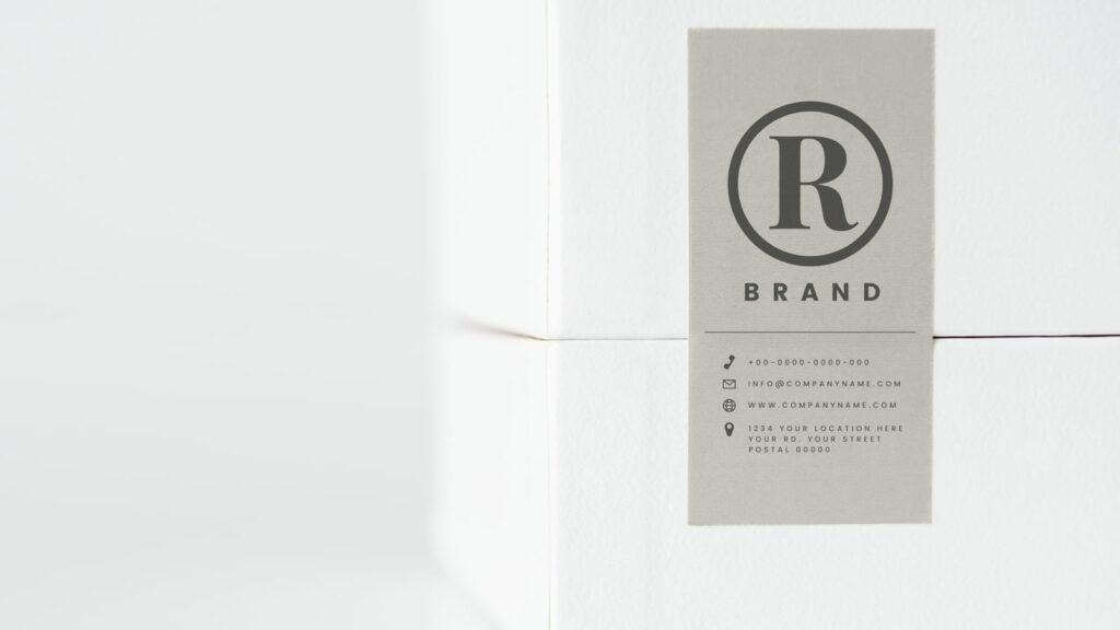 Etichetta brand su articolo monouso in TNT per settore beauty e ristorazione.