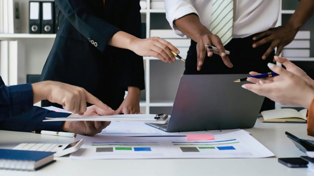 Team di professionisti che discutono strategie di produzione in ufficio.